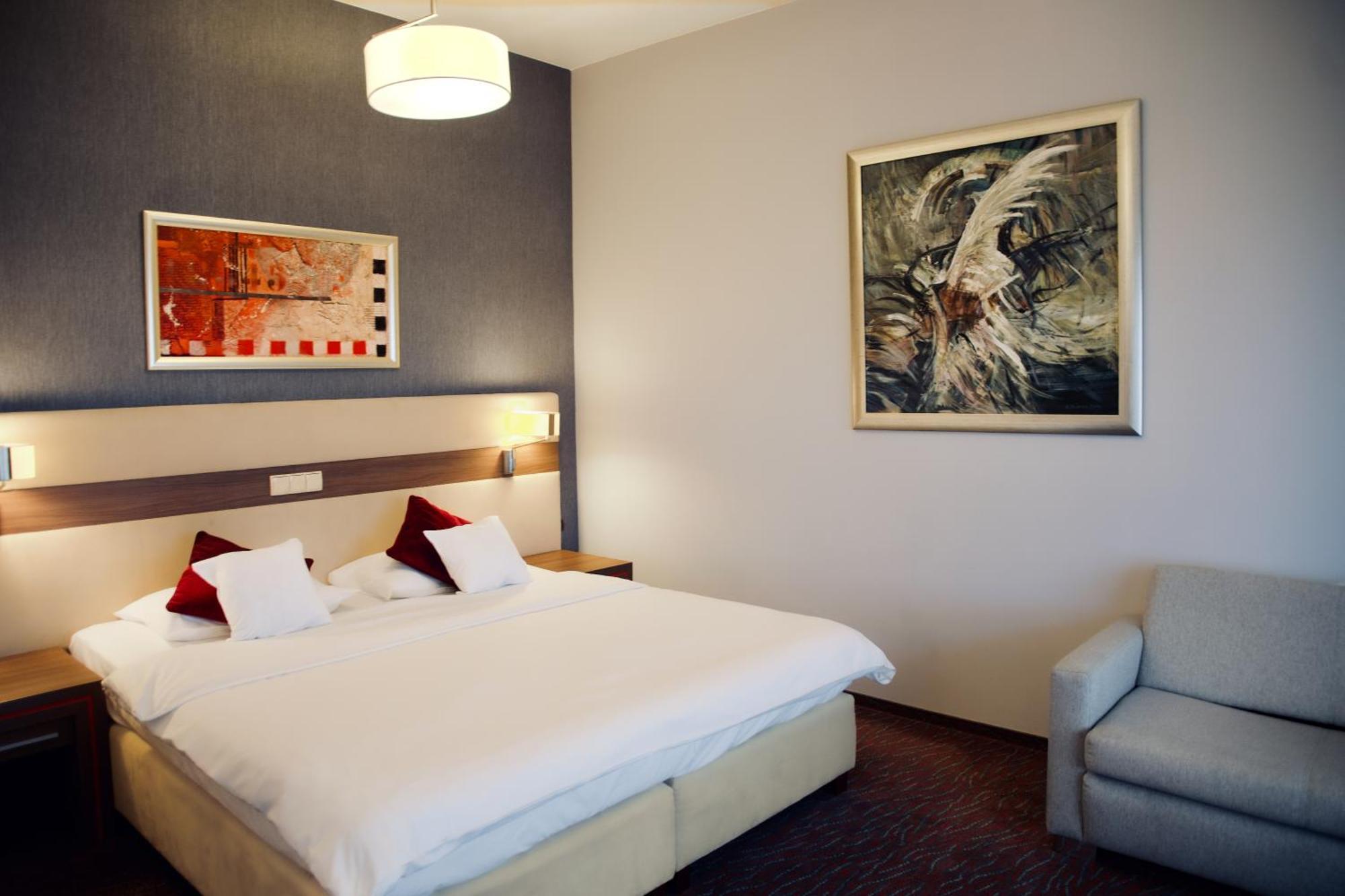 שלאדז' Hotel Szafran מראה חיצוני תמונה