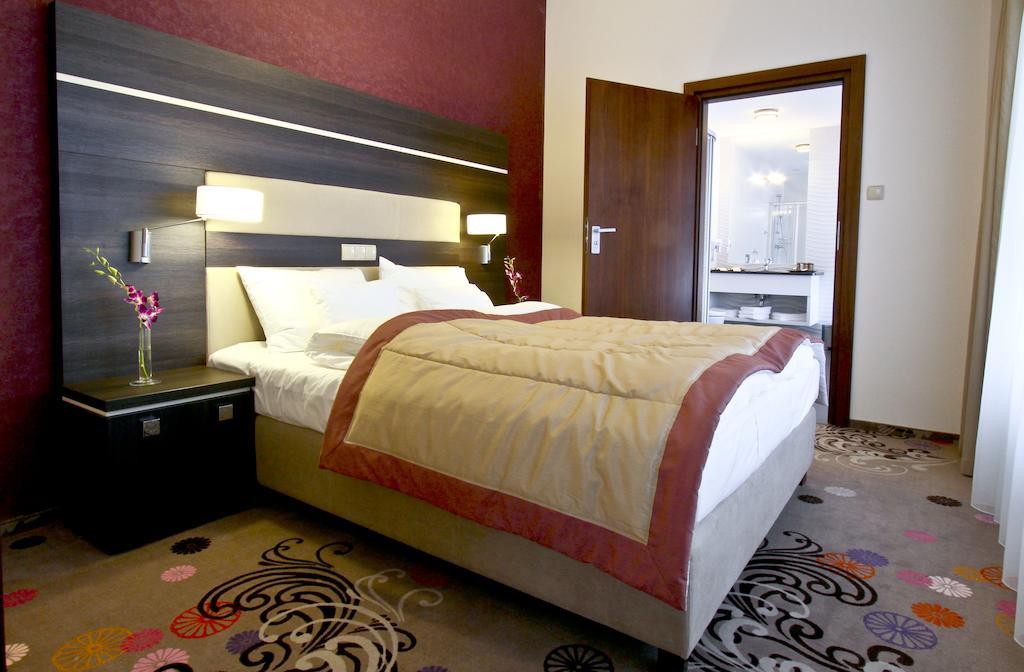שלאדז' Hotel Szafran מראה חיצוני תמונה